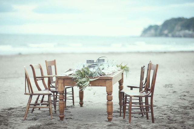 テーブルと椅子を持ち出して、いつもよりフォーマルな気分のピクニックに。 海岸は風が強いことが多く砂浜の砂が舞いやすいので、ピクニックシートなどよりも、テーブルと椅子のスタイルの方が安心。リビングから家具を運び出すのが大変なら、アウトドア用の折り畳みのものでも良いと思います。その場合はテーブルクロスや食器などにちょっと良いものをそろえて、フォーマル感を出すようにすると、ウエディングらしい特別感を演出できます。 #mihohanji #海 #テーブルコーデ #シャビー #コンセプトウエディング #ウエディングドレス #プレ花嫁 #wedding#weddingdress #bride #ラブーシュカ #結婚式 #オリジナルウエディング #会場装飾 #手作りアイテム #ウェディング #結婚式準備 #花嫁 #卒花 #ウエディングドレス #ウェディングドレス #ロケーションフォト #日本中のプレ花嫁さんと繋がりたい #日本中の卒花嫁さんと繋がりたい #ゼクシィ